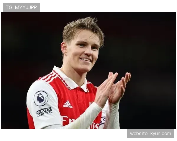 特写镜头：阿森纳队长厄德高在丢球后立即挥手，指挥全队前压实施反抢